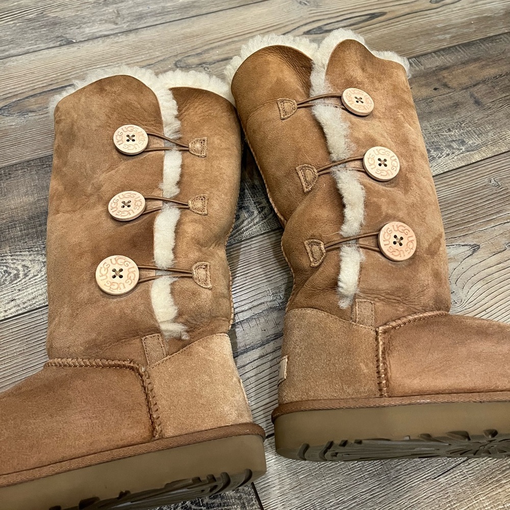 Great Condition Ugg Bailey Triple Button Tall Boo… - image 8